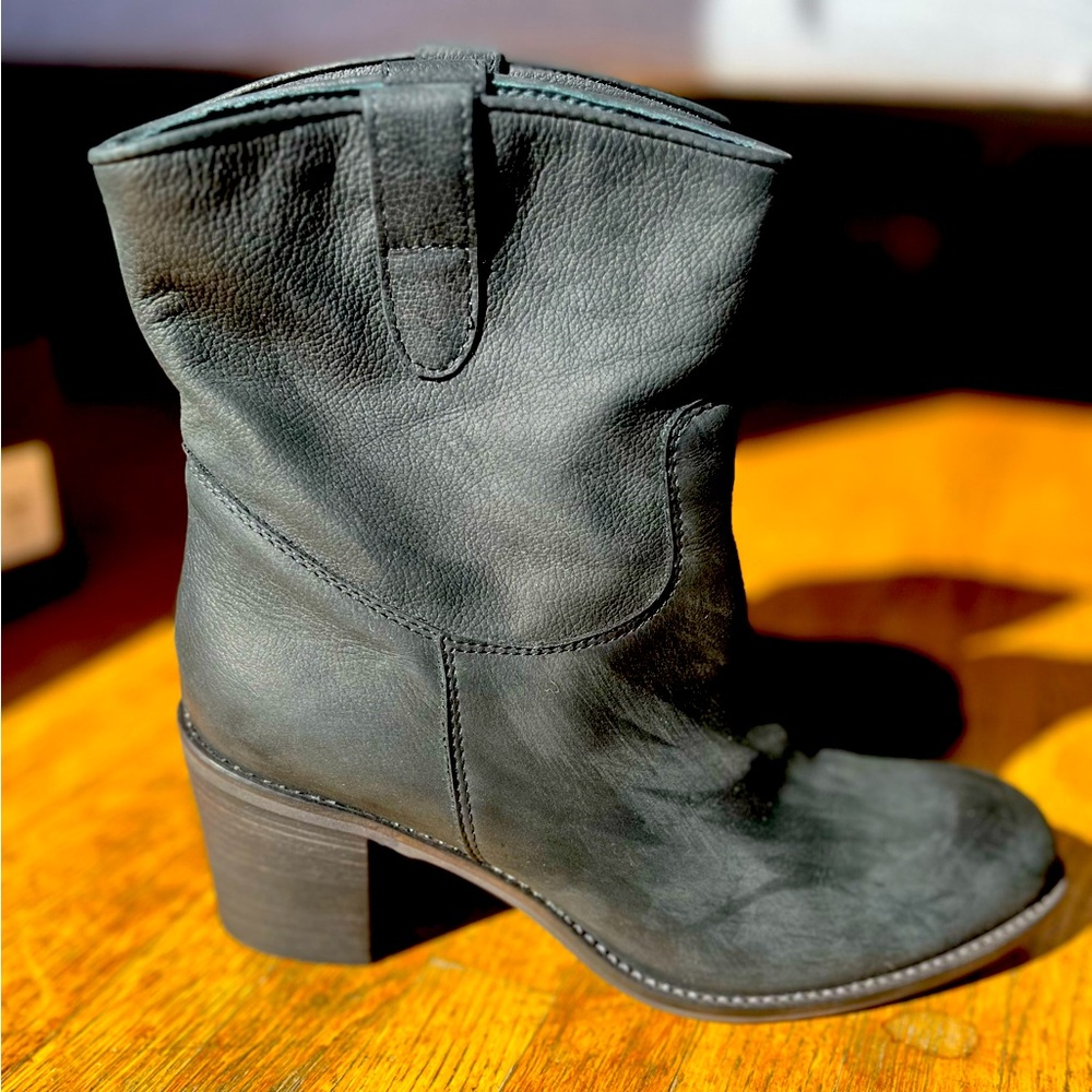 Barney’s New York Black Leather Ankle Boots 3” heel. 🍂🍁🖤 Size 9